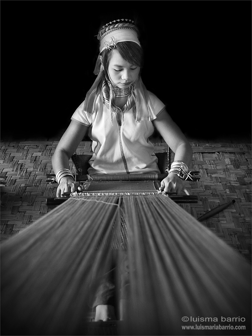 kayan karen woman thailand loom